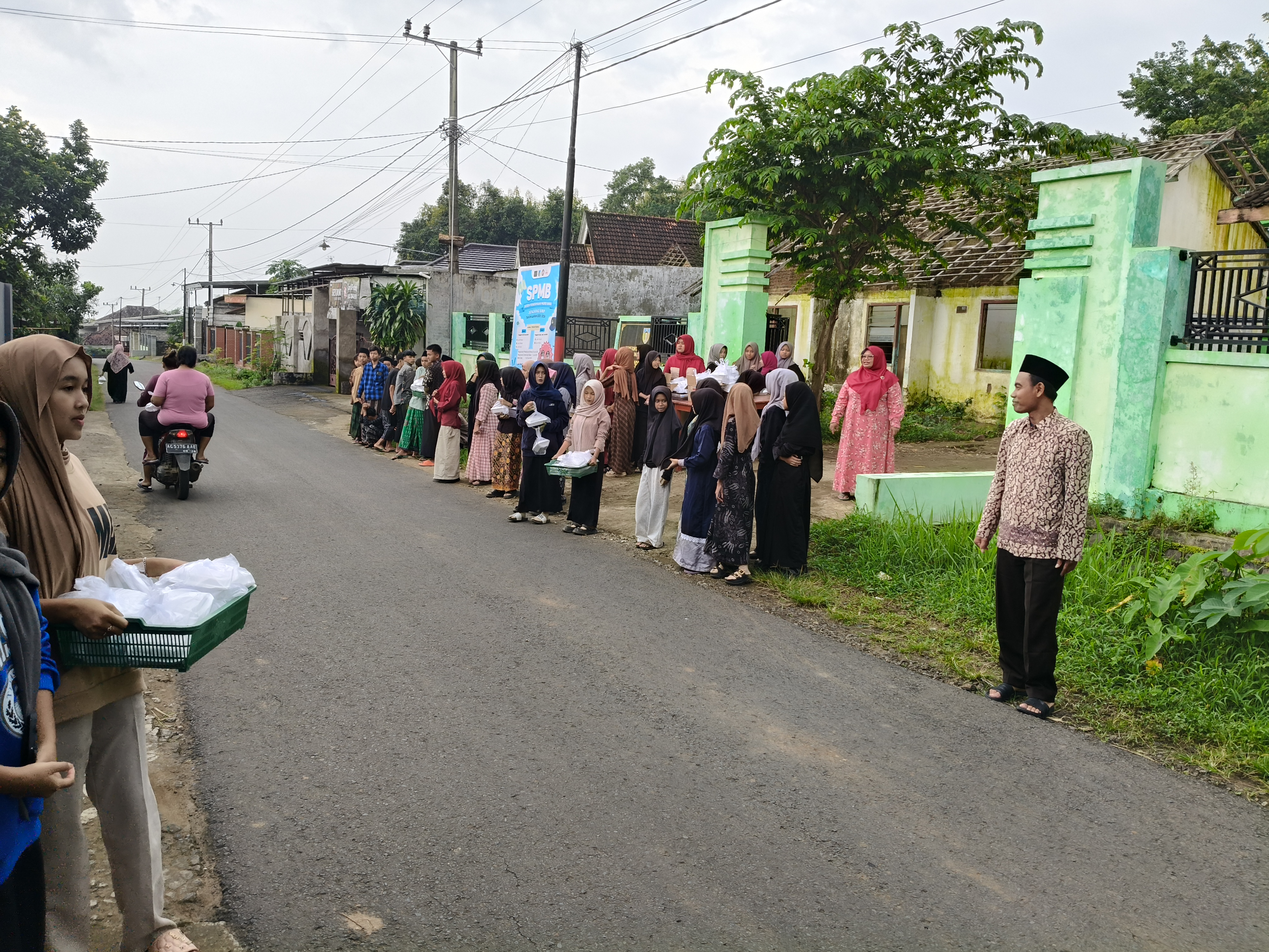 Berbagi Takjil Pada Bulan  Ramadhan