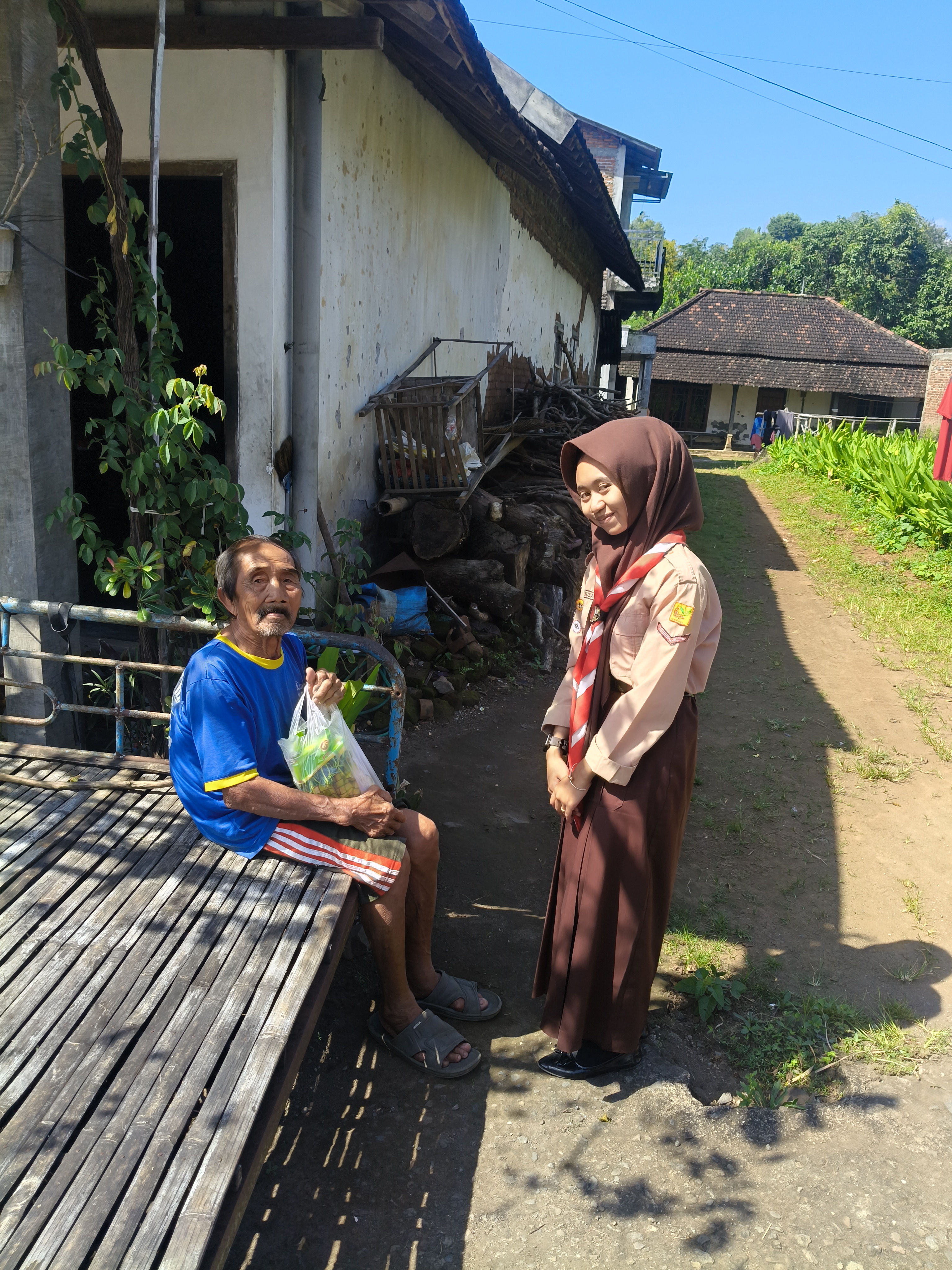 Kegiatan BAKSOS dengan warga sekitar